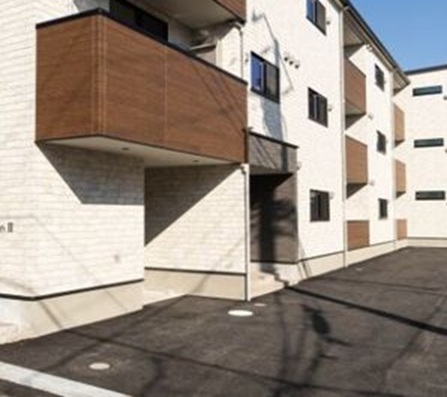 エントランス　重厚感のある建物デザイン♪