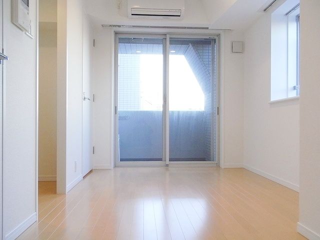 居室・リビング　２面採光の明るい洋室