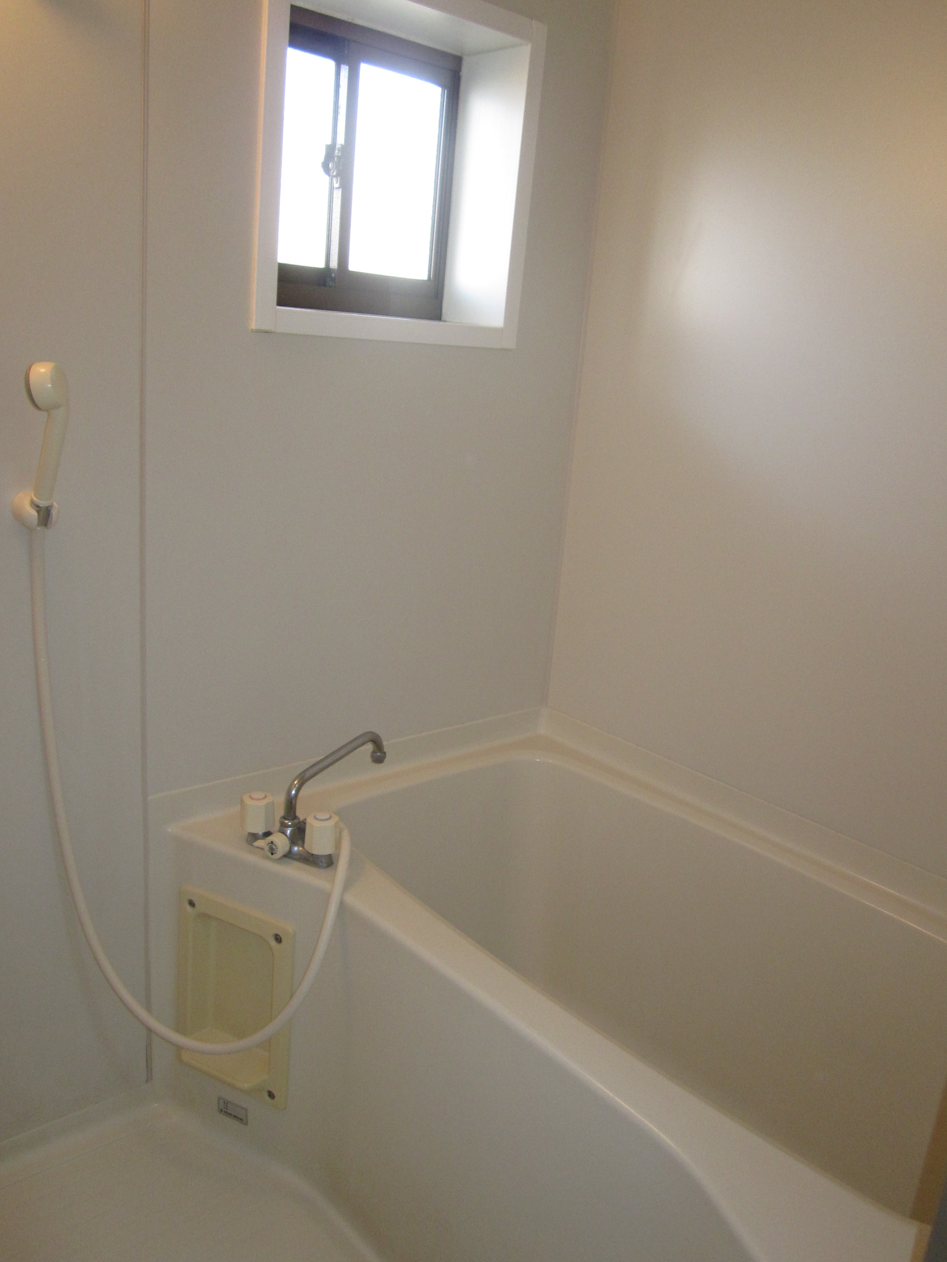 バス・シャワールーム　窓有