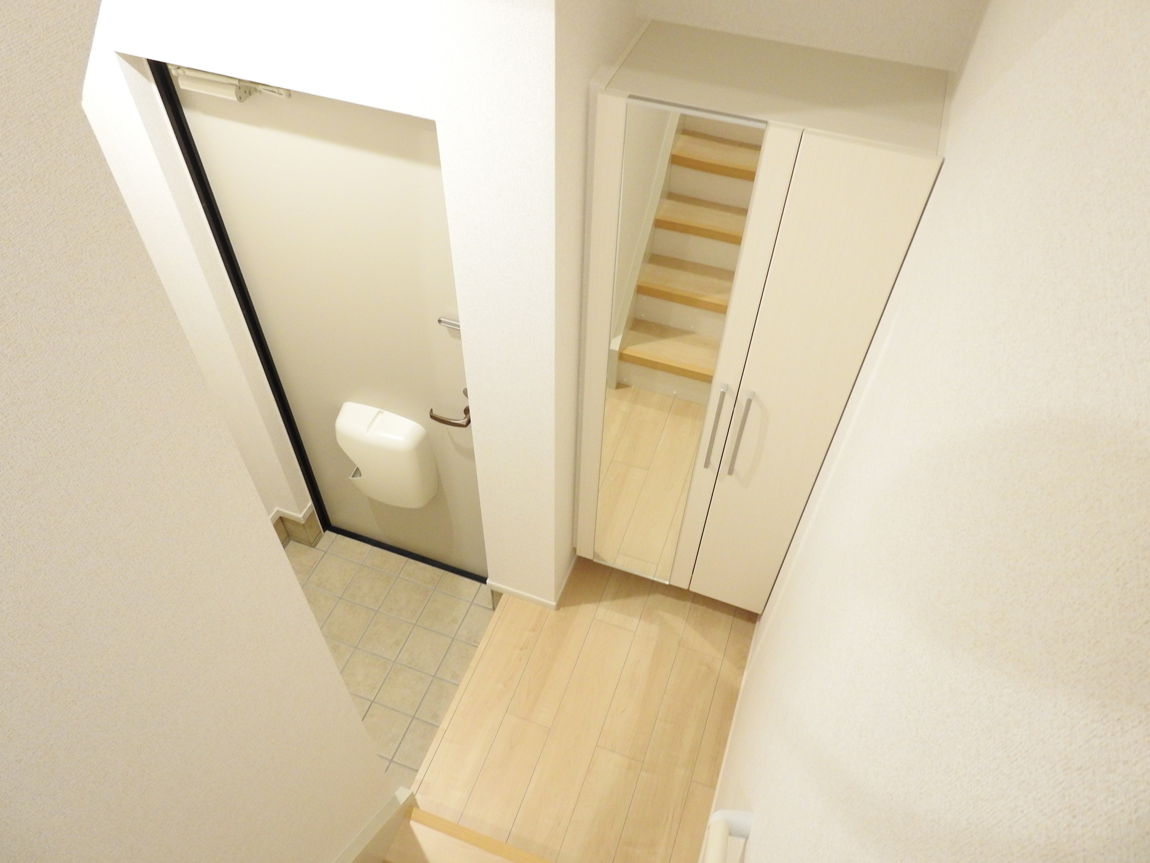 長崎市 3階建 築8年の玄関写真