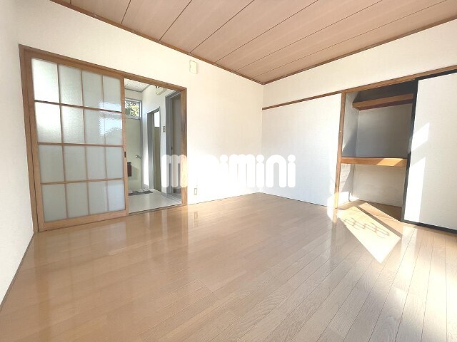 居室・リビング　２面採光の洋室です。