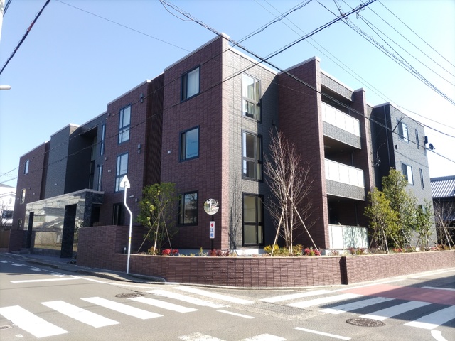 松山市小坂のマンションの建物外観