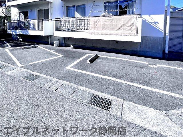 【静岡市葵区川合のマンションの駐車場】