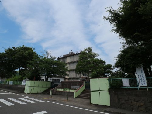 【静岡市葵区川合のマンションの小学校】