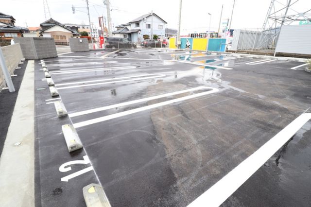 【鯖江市杉本町のアパートの駐車場】