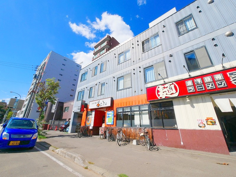 札幌市北区北十五条西のマンションの建物外観