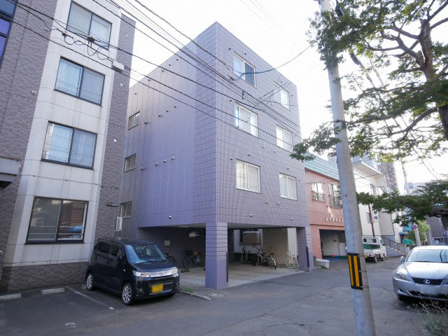 札幌市中央区南七条西のマンションの建物外観