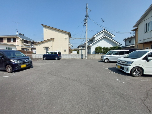 【東温市田窪のアパートの駐車場】