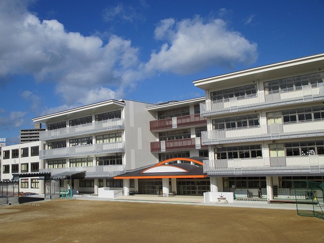 小学校　倉敷市立老松小学校（小学校）まで1042m