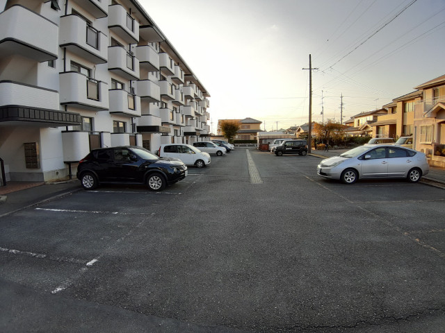 【磐田市国府台のマンションの駐車場】