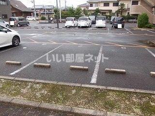 【鈴鹿市中旭が丘のマンションの駐車場】