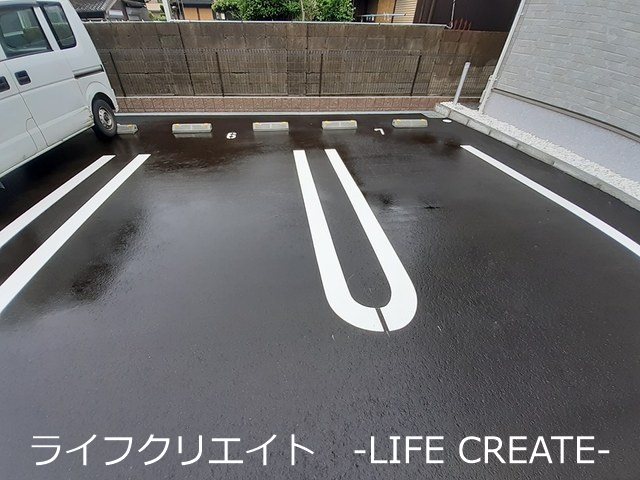 【アンソレイユIIIの駐車場】