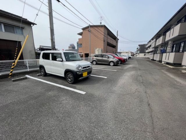 【松山市南江戸のアパートの駐車場】