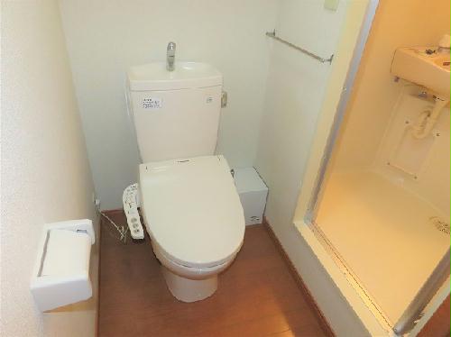 トイレ　トイレ内にお風呂の入口扉があります