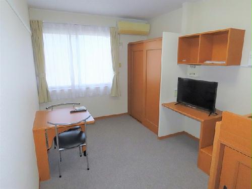 居室・リビング　カーテンやテーブル、テレビも備え付けです