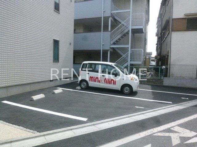 【東大阪市稲葉のアパートの駐車場】