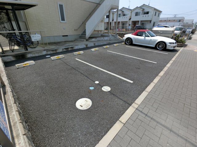 【市原市更級のアパートの駐車場】