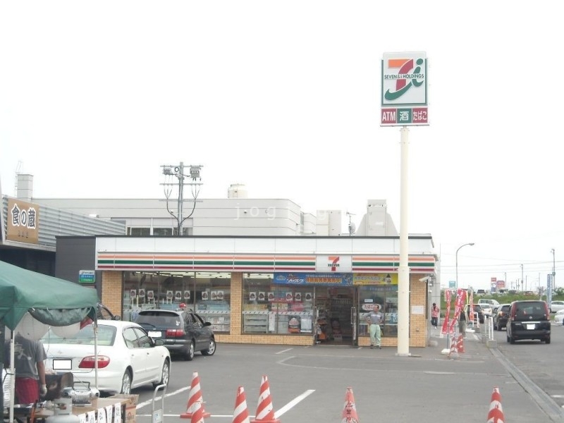 コンビニ　セブンイレブン三笠道の駅店（コンビニ）まで909m
