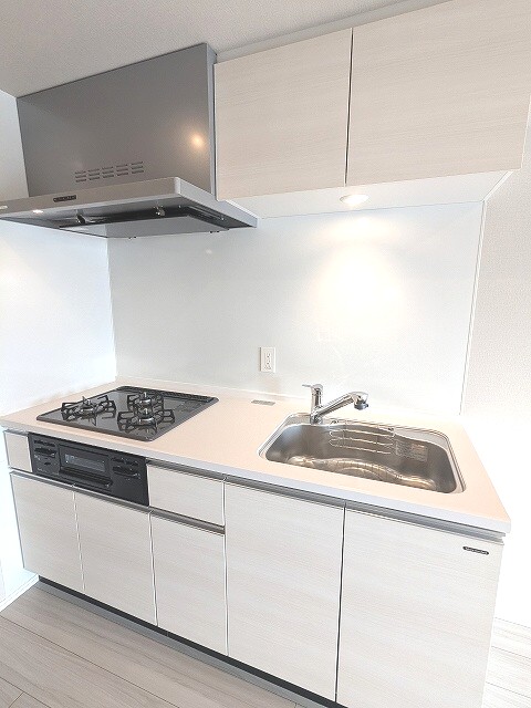 キッチン　グリル付ガス3口システムキッチン、瀟洒でお手入れ楽なガラスト