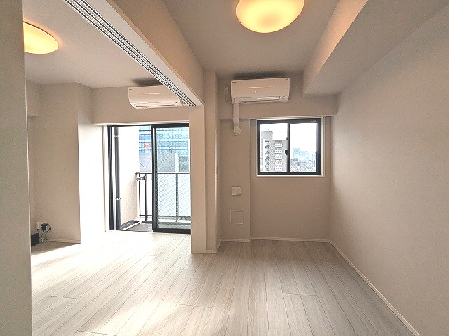 バルコニー　4帖洋室とリビング、エアコン照明付き、南向き向き