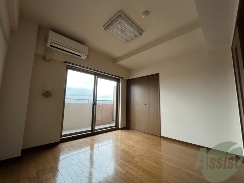 居室・リビング　６．２帖の洋室です。窓が大きく光が差し込みますね。