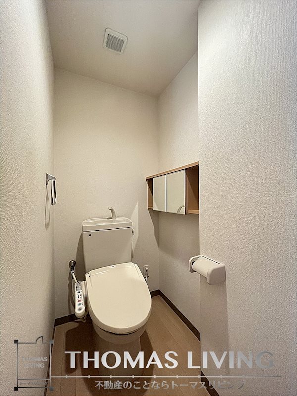 トイレ　嬉しいウォシュレット付きですよ。