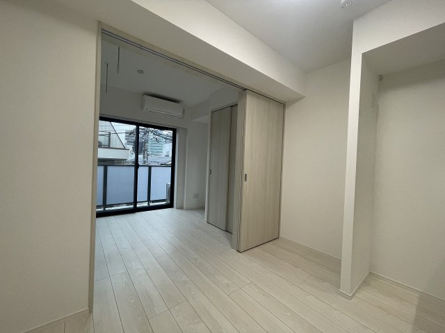 居室・リビング　落ち着いた色合いの床材を使用した居住空間です。