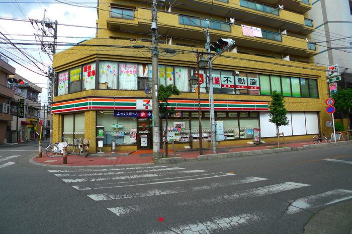 コンビニ　セブンイレブン（コンビニ）まで270m