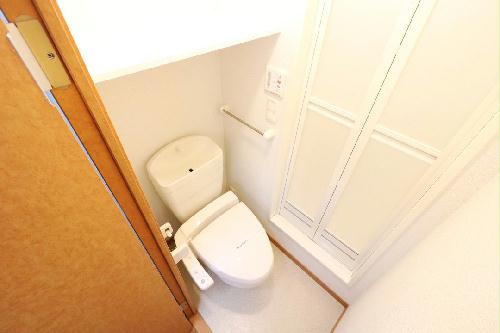 トイレ　快適な温水洗浄便座付きトイレになります。