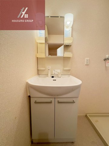 洗面設備　独立洗面台、小物を置くことができて便利です