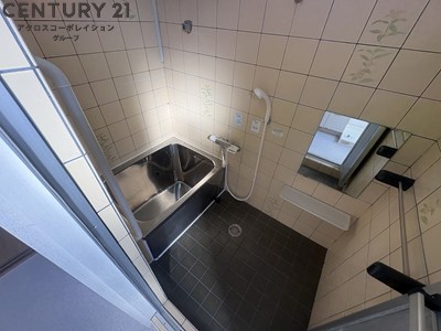 バス・シャワールーム　シンプルなデザインのお風呂です。