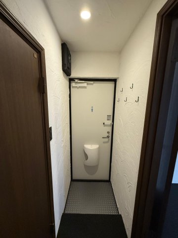 玄関　玄関も白を基調として明るく迎え入れてくれます♪洋服掛けも便利