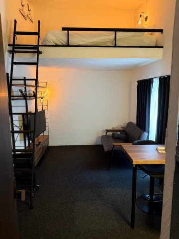 居室・リビング　40型テレビ、ソファー、テーブル、イス、冷蔵庫、電子レンジ