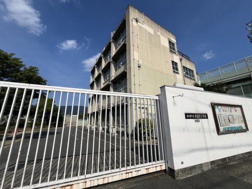 小学校　東大阪市立英田北小学校（小学校）まで987m