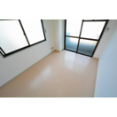 居室・リビング　2面採光で明るい洋室♪