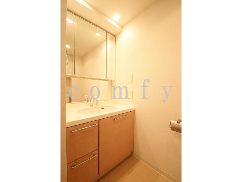 洗面設備　三面鏡になる洗面台