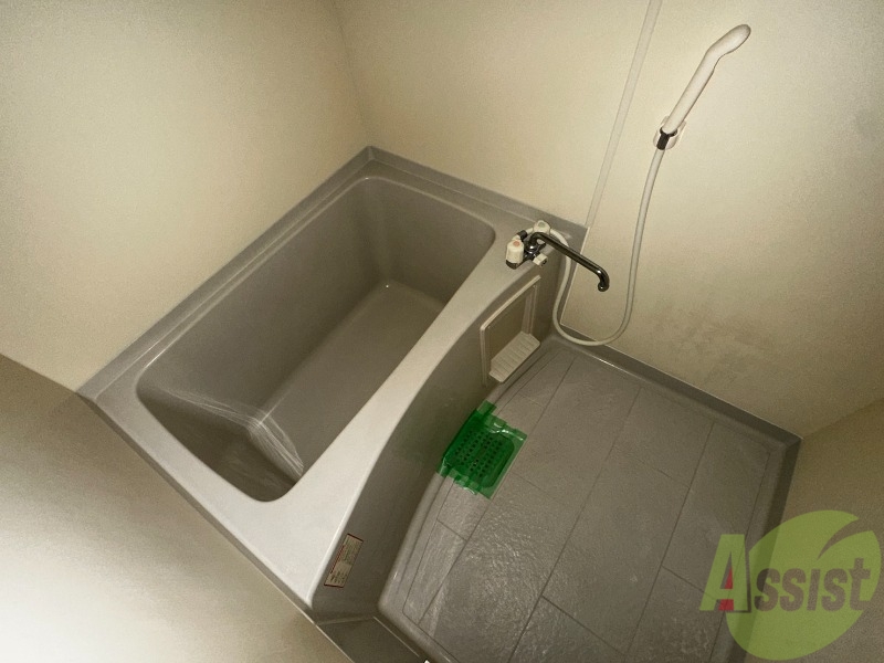 バス・シャワールーム　こちらは浴室になります。一日の疲れを癒せそうです。