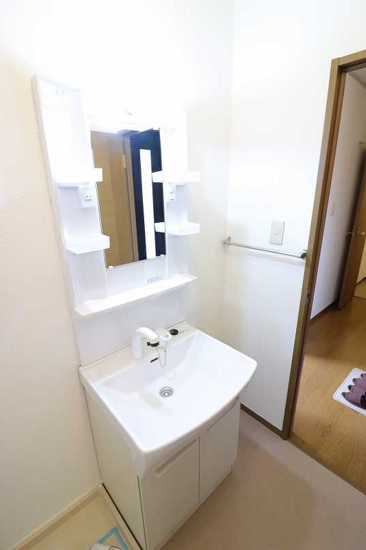 洗面設備　※同物件、別部屋の写真です。