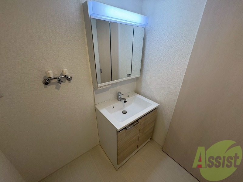 洗面設備　大きくて使いやすそうな独立洗面台になっています。