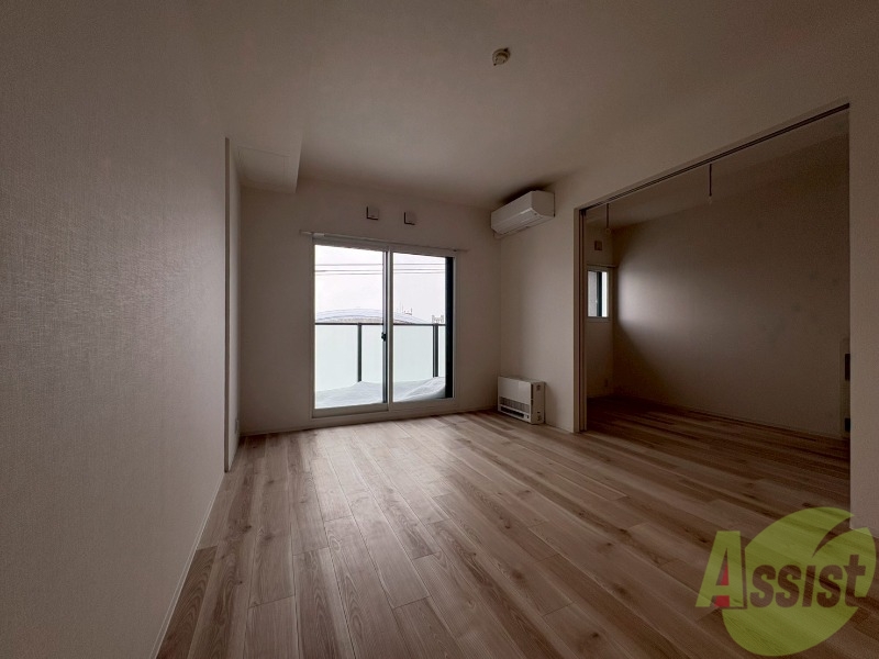 居室・リビング　リビングです。窓が大きくて明るいですね！