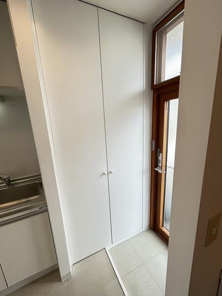 玄関　玄関横にある収納です