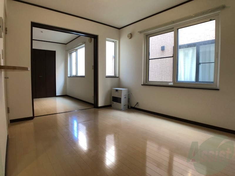 居室・リビング　リビングです。窓が大きくて明るいですね！