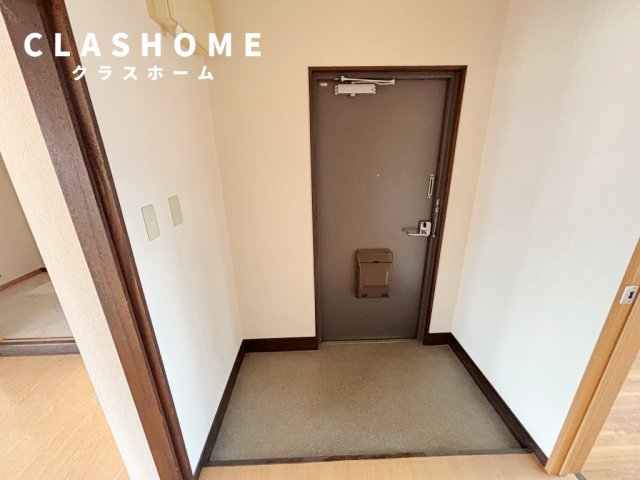 玄関　同物件の別部屋になります。