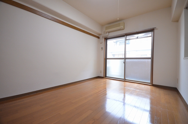 居室・リビング　同物件、別号室の写真です。