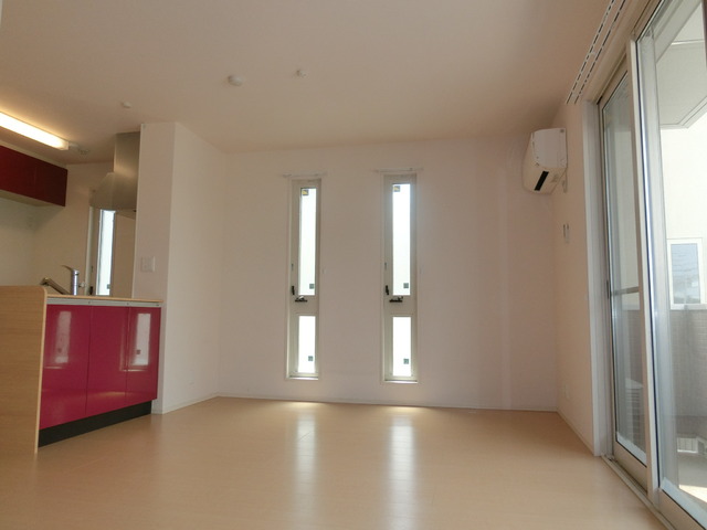 居室・リビング　フローリングはナチュラル系の明るい色です