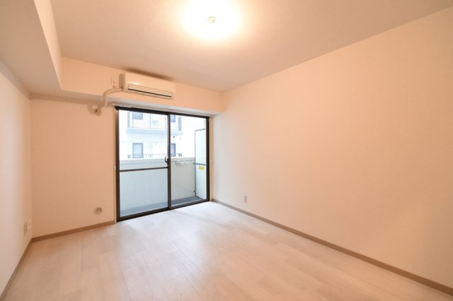 居室・リビング　落ち着いた色合いの床材を使用した居住空間です。