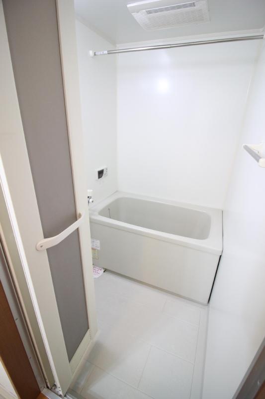 バス・シャワールーム　1　浴室乾燥機、追い焚き付き