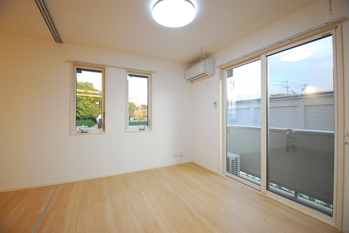 居室・リビング　LDK9.2帖、室内物干し（エアコン1台）