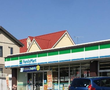 コンビニ　ファミリーマート（コンビニ）まで610m