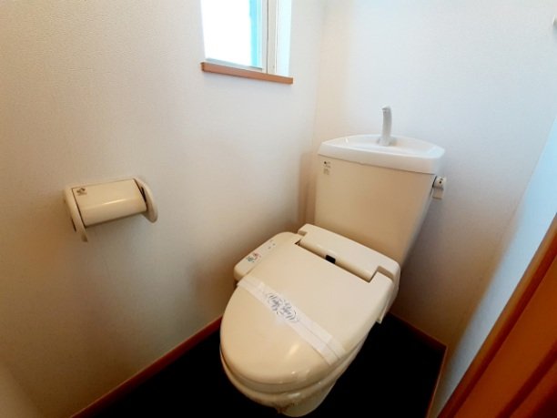 トイレ　落ち着いた色調のトイレです